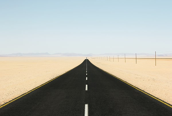 Foto de estrada retilínia no meio do deserto