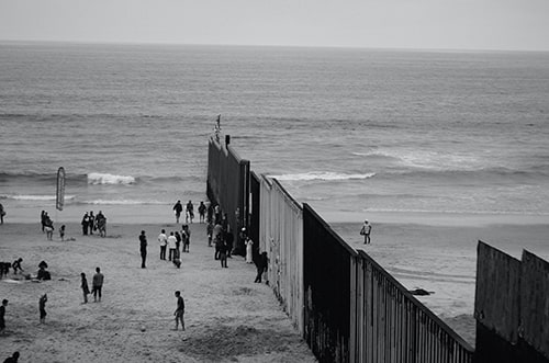 Fronteira entre países que possui um muro que chega até a extensão do mar