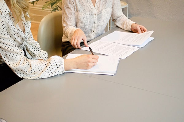 Duas mulheres assinando contrato de trabalho