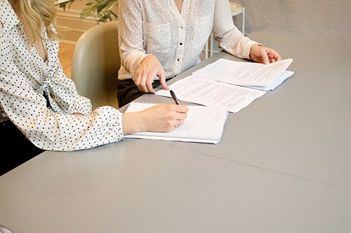 Duas mulheres assinando contrato d trabalho