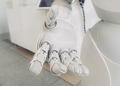 Mão robotizada estendida pedindo ajuda